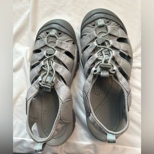 Keen.  Size 10.5.  Great condition!